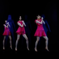 Perfume の3人の彫像に映像が投影されるインスタレーション「Physicalizing Data by Rhizomatiks」。ホログラフィックにより踊る生身のPerfume3人、あ～ちゃん、のっち、かしゆかが現出