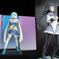 カフェには等身大魔法少女をでディスプレイ