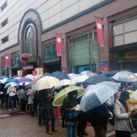 初日は雨の中、開店前に約1000人の行列が