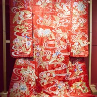 “RED”〈歴史〉のコーナーでは三越資料室が所蔵する歌舞伎衣装を展示