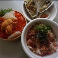 （左から時計回りに）札幌 九兵衛の「豪華北海大漁５色丼」、みやぎ石巻 かき小屋の「食べ比べセット」、円らくの「十勝牛とろ丼」