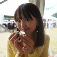 みやぎ石巻 かき小屋「食べ比べセット」の中の、ガーリックチーズ焼きを食べる三浦さん