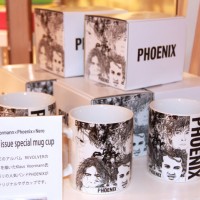 フランスのバンド「フェニックス（Phoenix）」のイラストが描かれたマグカップ