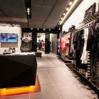 Y-3が国内最大店を表参道ヒルズ本館地下1階にオープン