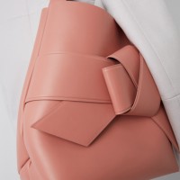 アクネ ストゥディオズの「Musubi Bag」にスエード素材と新色が登場