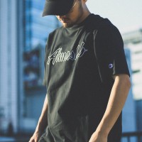 アトモス ラボ（ATMOS LAB）とチャンピオン（CHAMPION）による初のコラボレーションアイテムが登場。