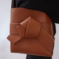 アクネ ストゥディオズの「Musubi Bag」にスエード素材と新色が登場