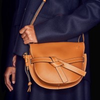 ロエベ（LOEWE）の「ゲート」バッグに、今秋新たなサイズ、フォルム、素材、カラーがラインアップ。