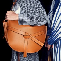 ロエベ（LOEWE）の「ゲート」バッグに、今秋新たなサイズ、フォルム、素材、カラーがラインアップ。