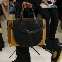 ロエベ（LOEWE）の「ゲート」バッグに、今秋新たなサイズ、フォルム、素材、カラーがラインアップ。