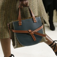 ロエベ（LOEWE）の「ゲート」バッグに、今秋新たなサイズ、フォルム、素材、カラーがラインアップ。