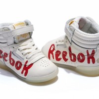 「FREESTYLE GRAPHIC TAO x Reebok（フリースタイル グラフィック タオ×リーボック）」（12.0cm～16.0cm 税込7,549円、17.0cm～25.0cm 税込8,629円）