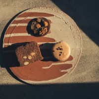 （左）黒豆のチョコレートケーキ  （中）ゆずと焙じ茶のチョコレートクッキー （右）発酵ベリーのチョコレートマカロン