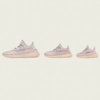 「YEEZY BOOST 350 V2 Synth (FV5578)」（メンズ/ウィメンズ 2万8,000円）、「YEEZY BOOST 350 V2 Synth KIDS (FV5675)」（キッズ 1万8,000円）、「YEEZY BOOST 350 V2 Synth INFANT (FV5671)」（ベビー 1万6,000円）