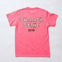 「SHIPS×野性爆弾くっきー」のサマソニフェスTシャツが発売! "指字"で描かれたロゴが目を引くデザイン