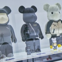 左から2番目：BE@RBRICK×Lewis Leathers 100％ & 400％ 中央：sacai × BE@RBRICK 100％ & 400％