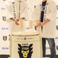 ファレル・ウィリアムスとNIGO®が新宿伊勢丹で鏡開き!  2人がプロデュースする新進気鋭の日本酒「SAKE STORM COWBOY®」