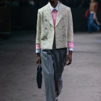 グッチ（GUCCI）が、2020-21年秋冬メンズコレクションショーをイタリア・ミラノのパラッツォ・デッレ・シンティッレ（Palazzo delle Scintille）で開催した。