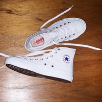 コンバース直営店限定「CANVAS ALL STAR J HI」（1万2,000円）