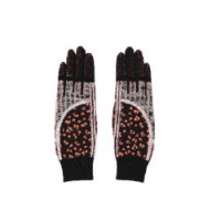 左：Osmanthus Motif Knitted Scarf（ブラック、ネイビー、グレイ) 3万4,100円 中央：Osmanthus Motif Knitted Gloves（ブラック×オレンジ、ネイビー、ブラック) 1万7,600円 右：Osmanthus Motif Socks（ブラック×オレンジ、ネイビー×ホワイト、グレー×ブラック) 3,520円