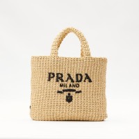 ＜PRADA／プラダ＞バッグ 17万6,000円（税込、予定価格）