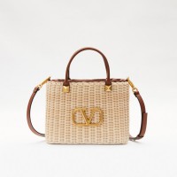 ＜VALENTINO GARAVANI／ヴァレンティノ ガラヴァーニ＞VLOGO SIGNATURE スモールバスケットバッグ 26万9,500円（税込）