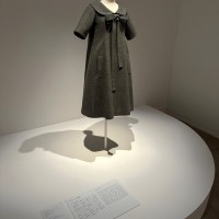 「イヴ・サンローラン展 時を超えるスタイル」展 展示風景