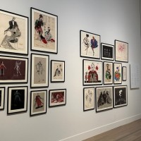 「イヴ・サンローラン展 時を超えるスタイル」展 展示風景