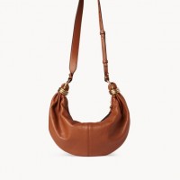 ブレスレットバッグ（Small） Size：H14 × W32 × D10 cm Col.：Clay Brown  価格：39万6,000円（税込）