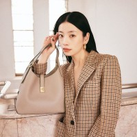 ＜kate spade new york／ケイト・スペード ニューヨーク＞ Deco Pebbled Leather Medium Crossbody Tote デコ ぺブルレザー ミディアム クロスボディ トート 6万500円 (素材:牛革／H20×W26×D9cm) □伊勢丹新宿店 本館1階 ハンドバッグ・財布