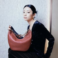 ＜VALENTINO GARAVANI／ヴァレンティノ ガラヴァーニ＞VLOGO MOON BAG MEDIUM HOBO 45万6,500円（税込） (素材:牛革／H34.5×W32.5×D11cm) □伊勢丹新宿店 本館1階 ハンドバッグ・財布