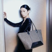 ＜JIMMY CHOO／ジミー チュウ＞DIAMOND TOTE 52万1,400円（税込） (素材:アクリル・ポリエステル・羊毛・牛革・クリスタル／H28×W46×D14cm) □伊勢丹新宿店 本館1階 ハンドバッグ・財布