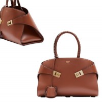 ＜FERRAGAMO／フェラガモ＞HUG ハンドバッグ 38万5,000円（税込） (素材:牛革／H22×W31.5×D19cm) □伊勢丹新宿店 本館1階 ハンドバッグ・財布