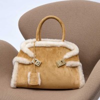 ＜FERRAGAMO／フェラガモ＞「ハグ」バッグ 45万1,000円 (素材:牛革（カーフ）／H22×W31.5×D19cm)