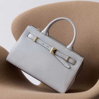 ＜kate spade new york／ケイト・スペード ニューヨーク＞デコ ミディアム サッチェル 6万4,900円 (素材:牛革(ぺブルレザー)／H20×W32×D14cm)