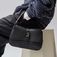 ＜FURLA／フルラ＞フルラ フロー Mトップハンドル 8万5,800円 (素材:牛革（カーフ）／H15.5×W25×D8cm)