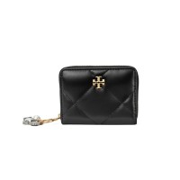 ＜Tory Burch／トリーバーチ＞ キラ チャーム ダイヤモンドキルト ジップアラウンド スモール ウォレット 4万4,000円 (素材:牛革／H8.5×W11cm)