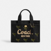 ＜COACH／コーチ＞ カーゴ トート 26 レキシー プリント 6万6,000円 (素材:牛革／H19.5×W26×D13cm)