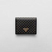 ＜PRADA／プラダ＞ スタッズドレザー 財布 14万7,400円（予定価格） (素材:牛革／H8.5×W11.2cm)