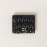 ＜MIU MIU／ミュウミュウ＞ マテラッセレザー 折り財布 8万4,700円（予定価格） (素材:羊革／H8.5×W11.2cm)