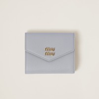 ＜MIU MIU／ミュウミュウ＞ ヴィッテロダイノレザー 折り財布 7万9,200円（予定価格） (素材:羊革／H9×W11.2cm)