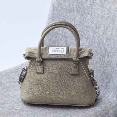 ＜Maison Margiela／メゾン マルジェラ＞「5AC」バッグ マイクロ 29万9,200円 (素材:牛革／H15×W22×D10cm)