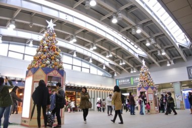 エキュート日暮里にぬいぐるみツリー登場。被災地の子供にプレゼント