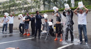 東京タワーで“頭から氷水”。楽天三木谷、己武洋匡らが話題のアイスバケツチャレンジ