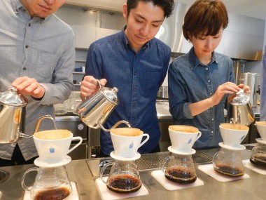 コーヒー「第三の波」は品質重視。ブルーボトル2号店青山カフェにも行列