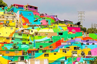 メキシコの住宅街に突如現れた色鮮やかな巨大壁画。カラフルな暮らしで住民の心に変化？