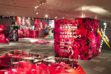 蜷川実花初のファッションフォト展が表参道ヒルズでスタート。ローラ、前田敦子、椎名林檎らを撮り下ろし