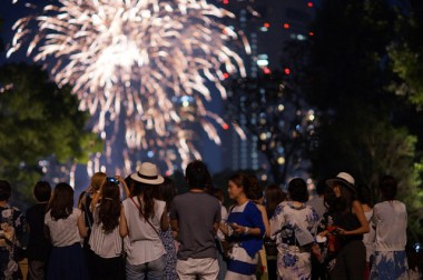 旧大阪市公館で、約4000発の花火を楽しめる「TGOO×TENJIN2016」開催。庭園の芝生スペースが特別解放