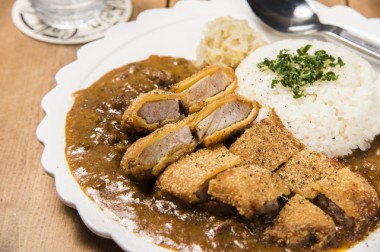 予約困難な肉の名店・肉山とグロリアスチェーンカフェのコラボメニュー、1日30食限定！