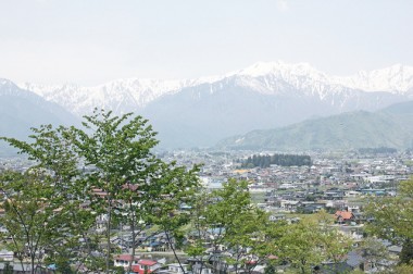 自然×アート×食、五感を揺らす「北アルプス国際芸術祭」の見どころ――夏の信濃大町アート旅1/3